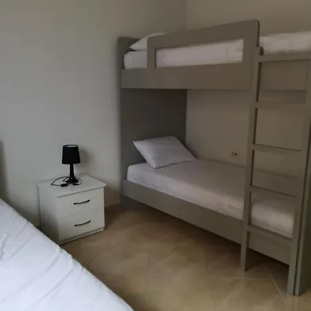 Apartment Spacious 2 Bedroom Apartment